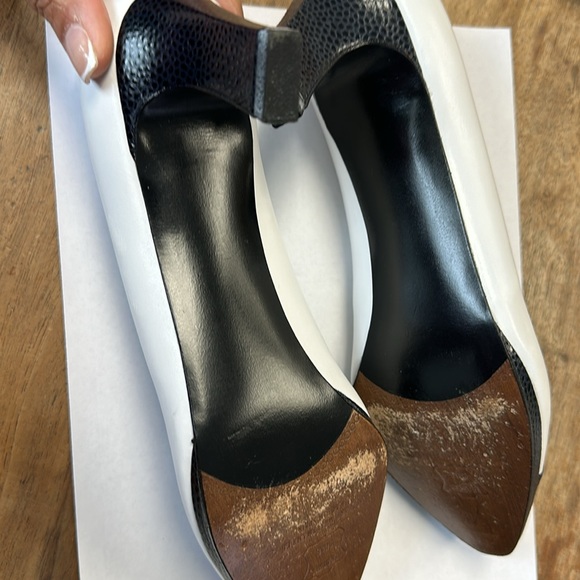 Stuart Weitzman - Picture 5 of 6